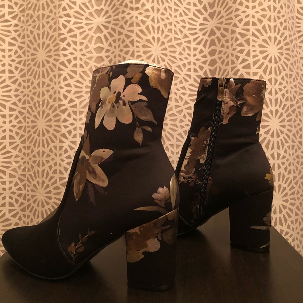 NWT Boutique Black Floral Print Metallic Booties - Picture 12 of 16